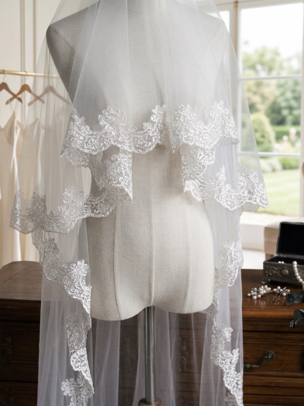 Elegant Lace-Edged Bridal Veil in White